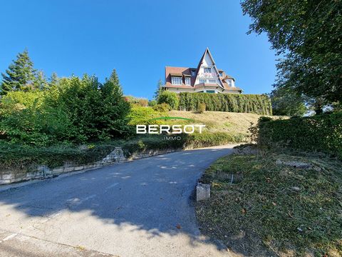 Située dans les hauteurs de Baume-les-Dames, à proximité immédiate de l'autoroute A36 et de diverses commodités, cette propriété impressionnante, autrefois connue sous le nom de Le Château d'As , date de 1930. Implantée sur un vaste terrain de 3400 m...