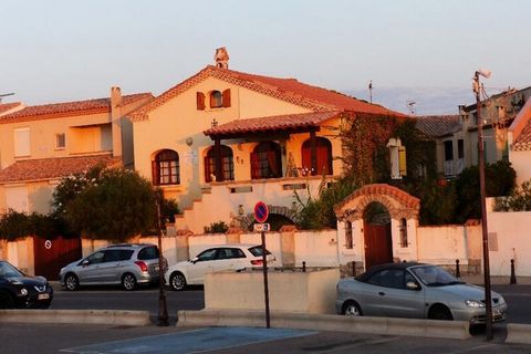 face à la mer et à un parking payant, proche de l'hôtel de ville et de la place du marché. A 100 m des commerces et restaurants. Studio 7 rue Gilbert Leroy.Situé en front de mer vers la plage des amphores, un studio en rez de chaussée d'une villa, av...