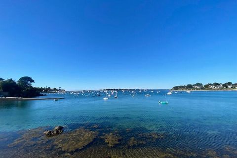 Der bezaubernde Strand von Fogeo ist 400 m zu Fuß entfernt. Der Hafen von Crouesty und seine Geschäfte liegen nur wenige Schritte von der Residenz entfernt. Die Geschäfte der Stadt Arzon sind leicht erreichbar (1,3 km). Die Halbinsel Rhuys, zwischen ...