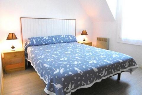 Kleines Reihenhaus auf einer Seite, 40 m², in einer Residenz in der Nähe des Strandes und der Geschäfte in St. Jacques en Sarzeau. Das Erdgeschoss: - Ein Wohnzimmer mit einem Schlafsofa vom Typ Rapido und Blick auf den Garten - Eine ausgestattete Küc...