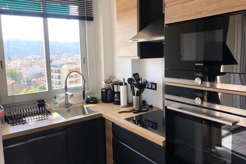 Ce charmant appartement de 42 mètres carrés constitue le point de départ idéal pour un séjour à Cannes. Situé au troisième étage d'un immeuble avec ascenseur, il peut accueillir confortablement deux personnes, ce qui le rend idéal pour une escapade r...