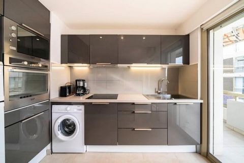 Cet appartement situé au centre offre un séjour imbattable au cœur de la ville, à quelques pas de l'emblématique Croisette et derrière le célèbre hôtel Carlton. Idéal pour les séjours d'affaires et de loisirs, il se trouve à seulement une minute à pi...