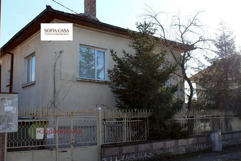 Keine Provision! Die Immobilienagentur SOFIA CASA verkauft exklusiv ein Haus im Dorf Gara Elin Pelin. Das Haus besteht aus: - Erster Stock - drei Zimmer, Garage, Abstellraum, WC. - Zweiter Stock - drei Zimmer, Badezimmer mit WC. Garten: 740m2. mit Bl...