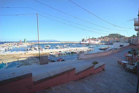 Herrliche Wohnung direkt am Meer auf der Insel Giglio. Entdecken Sie den Charme des Lebens auf der Insel Giglio, der Perle des toskanischen Archipels, in diesem charmanten Apartment mit separatem Eingang im Erdgeschoss eines kleinen dreistöckigen Geb...