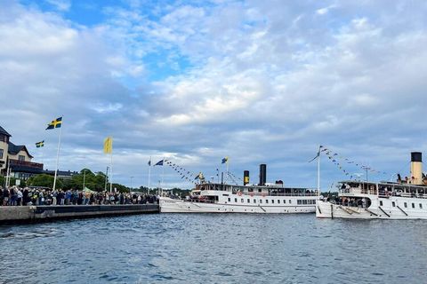 Gelegen im malerischen Eriksö-Naherholungsgebiet von Vaxholm, bietet dieser Ort eine ruhige Zuflucht im Herzen des schwedischen Archipels, wo unberührte Natur auf moderne Annehmlichkeiten trifft. Nur 30 Minuten von Stockholm entfernt und dennoch weit...