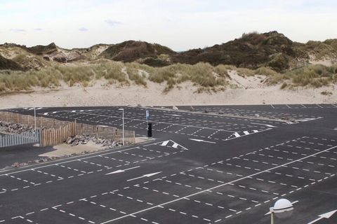 Dit charmante appartement, gelegen op de derde verdieping (zonder lift), ligt op slechts een steenworp afstand van het strand en tegenover de zeilclub. Het beschikt over een gezellige slaapkamer met een badkamer (douche) en een apart toilet. De woonk...