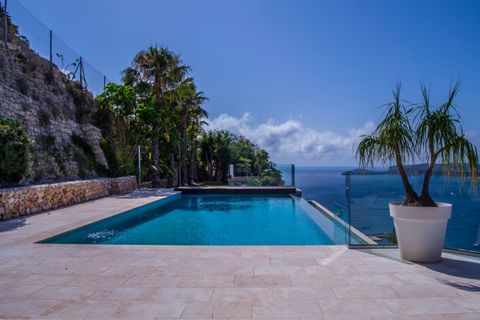 Découvrez l'expression ultime du luxe et de l'efficacité dans cette villa spectaculaire avec une vue fantastique sur la mer ! Orientée au sud et située sur un terrain de 1920 m², cette impressionnante propriété de 745 m² comprend quatre chambres avec...