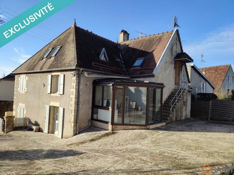 Venez découvrir cette vieille bâtisse atypique plus que centenaire, entièrement rénovée avec goût et qualité, parfait mélange entre rustique et modernité. Elle possède 3 chambres avec salle de bain pour chacune et 1 toilette pour chaque étage. Grenie...