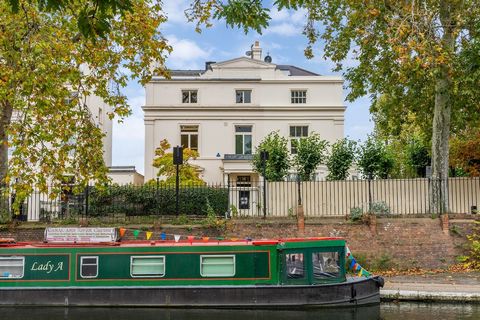 In ruhiger Lage in Klein-Venedig gelegen und zurückgesetzt mit außergewöhnlichem Blick über den Regent's Canal, erstreckt sich dieses wunderschöne, denkmalgeschützte Stuckhaus mit fünf Schlafzimmern über eine weitläufige Fläche von 4.079 Quadratmeter...