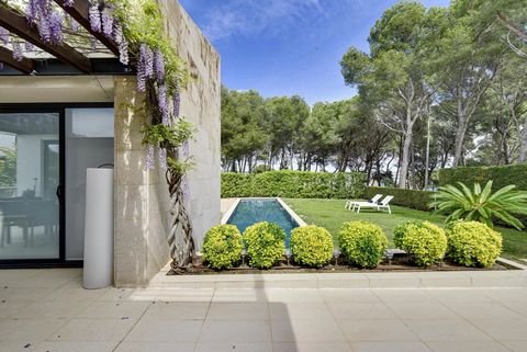 Fantastische moderne villa met uitzicht op zee, gelegen in de prestigieuze urbanisatie Torre Valentina, omgeven door natuur en op slechts een paar minuten loopafstand van het strand, Sant Antoni de Calonge, Costa Brava. Begane grond: Het heeft een ze...