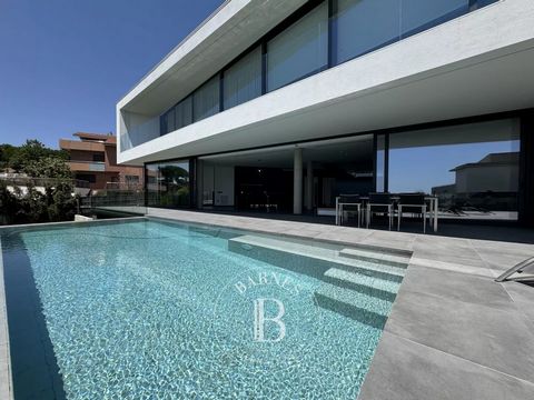 Barnes International presenta la oportunidad de adquirir esta propiedad de estilo minimalista con vistas al mar, piscina, la más reciente tecnología del hogar y todo esto en la mejor urbanización de la capital del Maresme, Mataró. La urbanización de ...