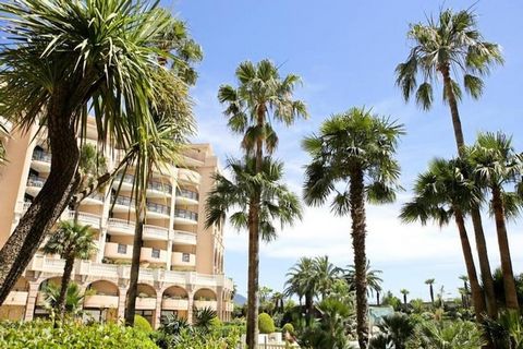 Cette charmante résidence est située dans le quartier animé de Cannes La Bocca, à seulement 100 mètres de la plage, offrant un mélange parfait entre détente balnéaire et découverte de la ville. Entourée de jardins luxuriants et dotée d'une magnifique...