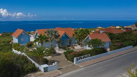 Villa 219 ist eine charmante Villa mit schönen Stilelementen, weitem Meerblick und interessanten Ausbaumöglichkeiten Von der Straße aus ist diese Villa ein echter Hingucker. Sie können diese Villa nicht verpassen, wenn Sie durch die Phasen 4 und 5 vo...