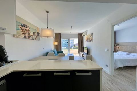 Benvingut al nostre modern apartament d'1 dormitori a l'Estartit, on pots allotjar-te còmodament fins a 4 persones en els seus acollidors 40 metres quadrats. Aquest encantador pis ofereix vistes a l'atractiu piscina i està situat al cor d'un barri an...