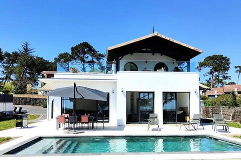 Leef op het ritme van de getijden, met directe privétoegang tot het strand en een uitzonderlijk panoramisch uitzicht op Bird Island, Arcachon en de Pilat-duin. Gelegen aan de frontlinie van de baai van Arcachon, in het dorp Grand-Piquey, vlakbij het ...