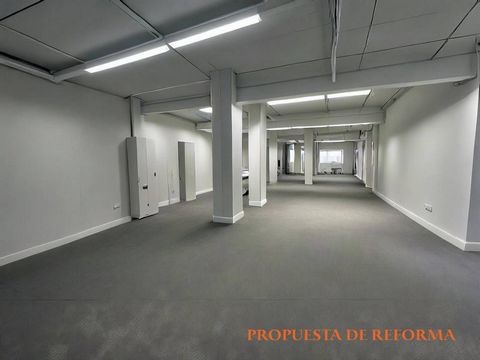 Se vende espacioso local diáfano de 232 metros cuadrados útiles, perfectamente situado a pie de calle en una zona semipeatonal, sin barreras de escalones o sótanos. Este local en su día albergó un parking, por lo que disponía de vado que habría que v...