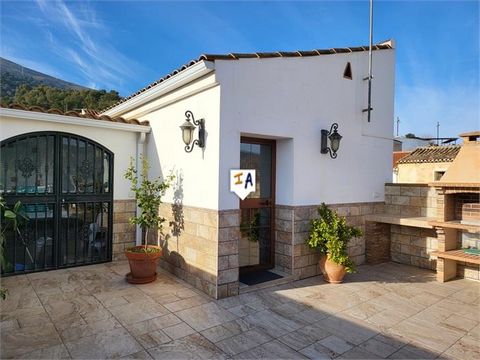 Verbazingwekkende 4 slaapkamer, 2 badkamer, drie verdiepingen tellende Townhouse gelegen in het hart van het historische Loja, in de provincie Granada in Andalusië, Spanje. Het pand is liefdevol gebouwd met behulp van de beste kwaliteit materialen. H...