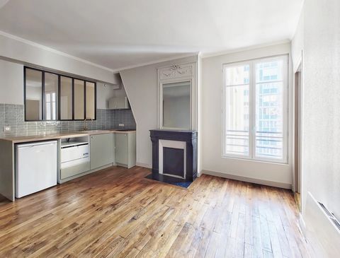 Just a stone's throw from Place Victor et Hélène Basch, close to all the shops on Rue d'Alésia, on the 3rd floor of a well-maintained early 20th century condominium, a fully-renovated 3-room 50.29 m2 Loi Carrez apartment. The high-quality renovation,...