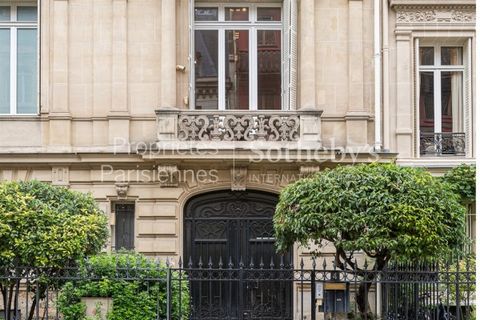 Located a stone's throw from Parc Monceau and the Jacquemart André Museum, very beautiful apartment, on the noble floor of a magnificent Haussmannian building, of approximately 270sqm spread over two levels (200sqm on the 1st floor and 70sqm (three b...