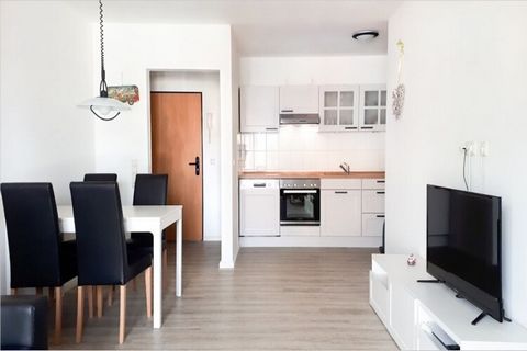 Diese in 2020 komplett renovierte und möblierte Ferienwohnung liegt im 1. Obergeschoss der Ferienanlage Orth. Die Wohnung hat einen Wohn-Schlafraum mit Essecke und angrenzender Küchenzeile sowie ein Schlafzimmer mit einem Doppelbett mit ausreichend P...