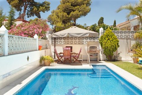 Cette villa moderne de 2 chambres à Marbella offre un espace de vie confortable de 120 m² et peut accueillir jusqu'à 5 personnes. Située à seulement 300 mètres de la plage de sable, la villa est le choix idéal pour une escapade en bord de mer. Avec u...