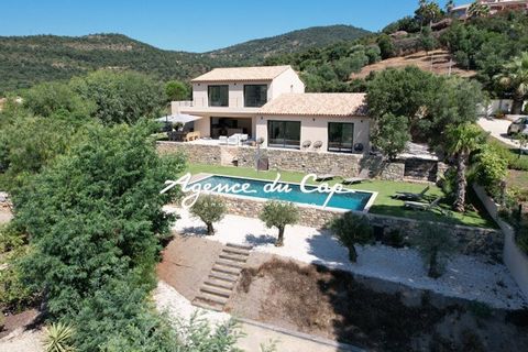 UNDER SALES !!! In a green environment, not far from the beaches, Magnificent Provençal villa SEA VIEW with a contemporary look. It consists on the ground floor of an entrance hall with guest dressing room, a large double living room with open fitted...