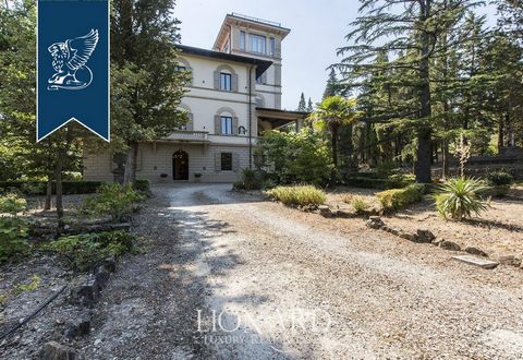 Dans une région vallonnée et panoramique à quelques kilomètres de Florence, se trouve cette magnifique villa de luxe à vendre construite en 1890 dans le parfait style Art Nouveau. Situé au centre d'un grand terrain de 23 hectares, composé de 18 ...