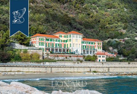 Questo prestigioso complesso storico in vendita sorge in esclusiva posizione fronte mare a Finale Ligure, nel cuore della Riviera delle Palme. Appena oltre il parco di proprietà e la passeggiata lungomare, una spiaggia privata ad uso esclusivo dell&a...