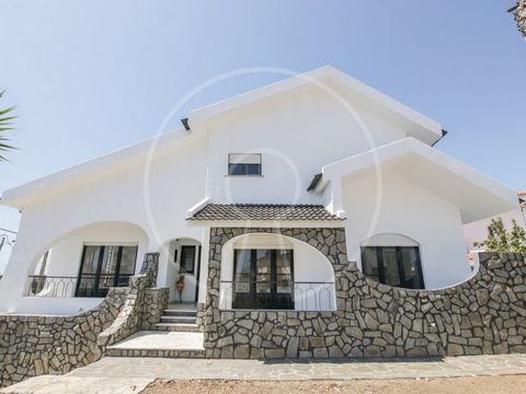 Wohnung in einer freistehenden Villa mit Meerblick, 5 Minuten vom Strand Mata, Costa da Caparica, entfernt. Die Villa, die sich auf einem 760 m² großen Grundstück befindet, verfügt über 2 separate Eingänge und die Wohnung befindet sich im Erdgeschoss...