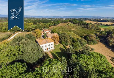 Tre ville di lusso in vendita in provincia di Firenze, circondata dalla verdeggiante campagna e dai caratteristici vitigni della Toscana. Tutto intorno, un giardino privato di 23 ettari ospita un prestigioso vigneto e una meravigliosa piscina, ottima...