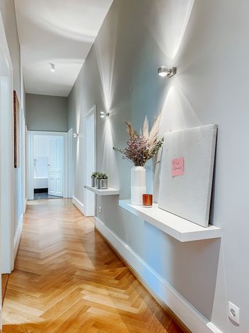 The 140m² apartment is located in a listed old building and awaits you with a stylish and modern design. The location is ideal: You can look forward to walks on the adjacent banks of the Neckar, walk to Luisenpark or into the city center. It is in cl...