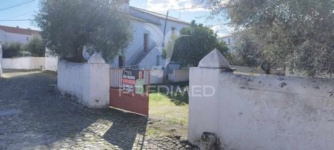 House with backyard and garages in the beautiful village of Barretos. House ready to move in. Backyard with 2 garages and plenty of space. Avenida Brasil 43, 12º Andar, 1700-062 LisboaAMI License No. 22503Legal Person No. 517 239 345Civil Liability I...