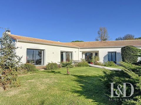 Lovers of large gardens, this villa is located on 3270 m² of beautifully wooded land. Enjoy the summer, in the shade of beautiful trees or under the 29 m² courtyard facing the 10 by 5 meter swimming pool out of sight. VILLA of 252 m² of living space ...