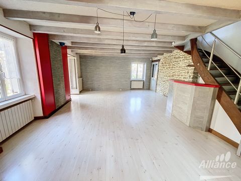 Entdecken Sie in Seloncourt dieses herrlich renovierte Haus, das alten Charme und modernen Komfort verbindet. In idealer Lage in der Nähe aller Annehmlichkeiten bietet dieses 150 m2 große Anwesen 4 große Schlafzimmer, ein helles Wohnzimmer von 40 m2 ...