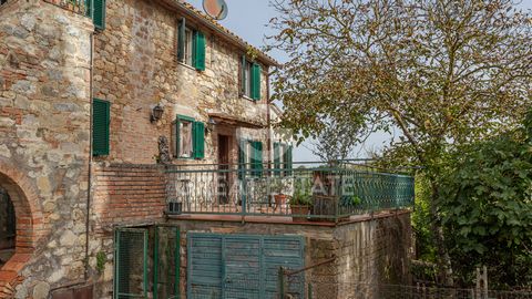 Dieses charakteristische Bauernhaus befindet sich in San Casciano dei Bagni, eingebettet in die Ruhe des Val di Chiana. Das Anwesen verfügt über einen separaten Eingang, der zu einem gepflegten Außenbereich mit einer Grundstücksfläche von über 4000 Q...