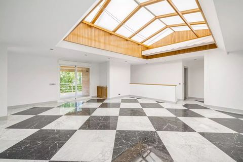 Barnes Spain presenteert exclusief deze prachtige vrijstaande villa gelegen in de representatieve Urbanización Santo Domingo, een ideale plek om te genieten van de rust en de natuur op 20 minuten van het centrum van Madrid. Dit object valt op door he...