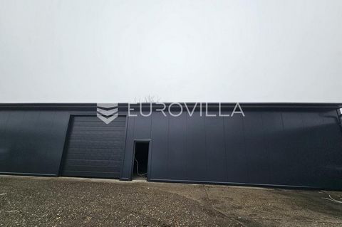 Osijek, Čepin Industrial Zone, two warehouses, one next to the other, both approx. 200 m2. The price is 5 eur / m2, both (400m2) or only one (200m2) can be rented. Both warehouses are new and covered in panels, they will have automatic doors. The wid...