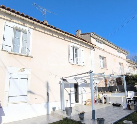 House near the center of Ruelle sur Touvre, shops, schools, colleges, STGA bus lines, it offers on the ground floor, 1 living room with pellet stove, 1 open kitchen, 1 bedroom with dressing room, 1 bathroom, 1 WC, 1 pantry - laundry room, upstairs: 2...