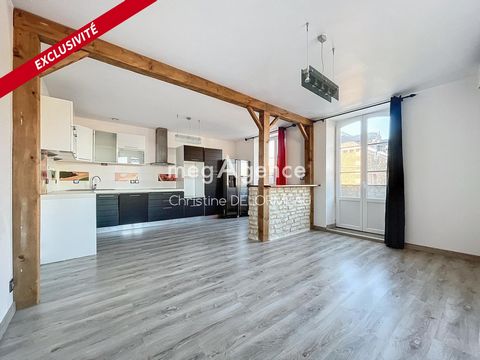 Located in the charming town of Dol-de-Bretagne, this building offers an ideal living environment, close to amenities such as schools, high school, college, nursery, the lively city center and shops, the market and the train station (train to Rennes ...