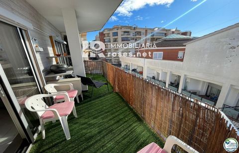 Certificado Energético: HA9647038 Este precioso apartamento se encuentra en la tercera planta ático de un edificio de pocas viviendas situado en el centro del pueblo y muy cerca de las mejores playas de roses, también muy cerca de todos los restauran...