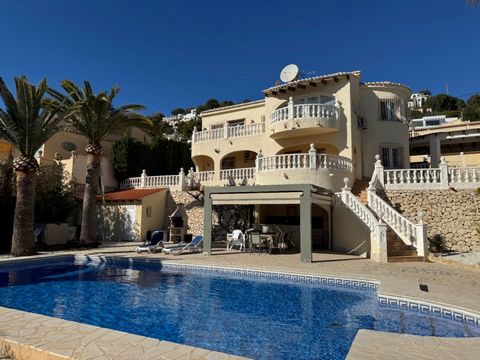 ONGEWONE GROTE VILLA MET 5 SLAAPKAMERS EN UITZICHT OP ZEE, IDEAAL ALS HUURWONING OF VOOR EEN GROOT GEZIN. Villa te koop in Moraira met spectaculair uitzicht op zee, op slechts een paar minuten rijden van het centrum en de stranden. rustige plek. Priv...