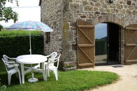 Gite situé dans la vallée de la Dordogne proche du Lot. Nombreux sites à visiter: Collonges la rouge, Beaulieu sur Dordogne, Argentat, Curemonte, Turenne, Padirac, Rocamadour Maison indépendante sur un terrain clos(100m²). Gîte situé à proximité de l...