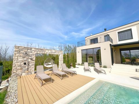 Luxurious dream villa situated in a picturesque Istrian village, just 10 kilometers from the historic Motovun and 25 kilometers from the coast and the town of Poreč. This magnificent villa captivates with its intimacy on a spacious plot of 2071m², wh...