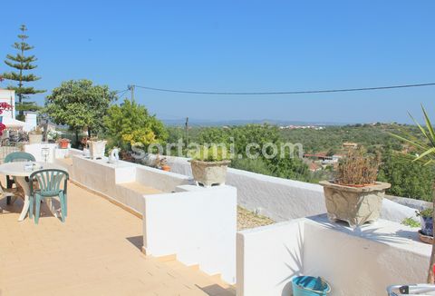 Farm with two villas and two wooden chalets Magnificent farmhouse in a quiet area in the Algarvian Barrocal situated in a typical Algarvian village between Silves and S. B. Messines, with a total land area of 5.600 sqm. With good access and tarmac ro...