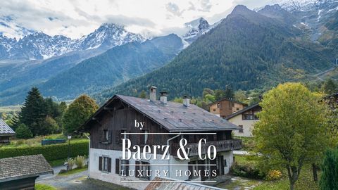 Discover this authentic 1900s farmhouse of 172 sqm, divided into two flats. Situated in a quiet, sought-after area of Les Houches, this property enjoys good exposure and uninterrupted views of the Mont Blanc massif. Set in 980 sqm of land, it has pla...