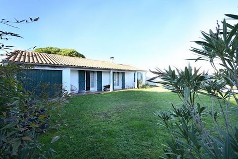 Real estate on Île de Ré - ARS EN RE Single-storey house from 1987 with an extension made after 2000, located 5 minutes from the beach, comprising a living room with a wood stove, dining room, a separate kitchen, a back kitchen/laundry room, a corrid...