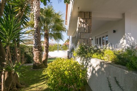 Bright T5 Detached Villa with studio outside in a very quiet street in Cascais, 180 meters from Kings College with excellent sun exposure; very close to services, supermarkets, restaurants, Cuf cascais, quiet streets to walk or cycle everywhere. The ...