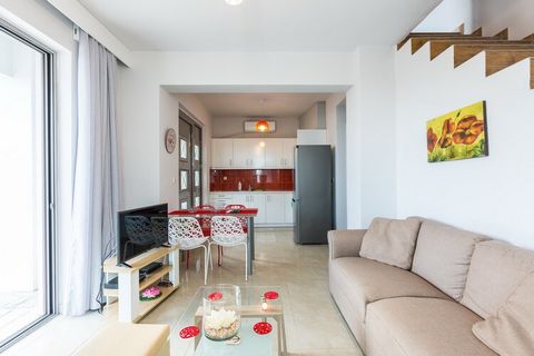 Cette charmante villa propose un hébergement confortable pouvant accueillir jusqu'à quatre personnes, avec deux chambres bien aménagées. La propriété est idéale pour les familles et les petits groupes, offrant un environnement paisible et familial. I...