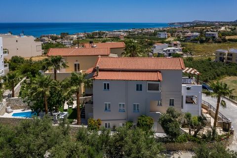 La villa à Sfakaki possède 4 chambre(s) et Capacité pour 8 personnes. Logement de 220 m² confortable et de construction récente, avec vue sur la mer et la montagne. La location se trouve à 400 m du super-marché 