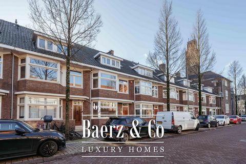 Gerrit van der Veenstraat 85, 1077 DT Amsterdam Royale gezinswoning (ca. 271 m²) gelegen op een toplocatie in Oud-Zuid! Deze woning bestaat uit vijf verdiepingen, vijf slaapkamers, twee werkkamers, twee badkamers en een ruime zolderverdieping. Bovend...